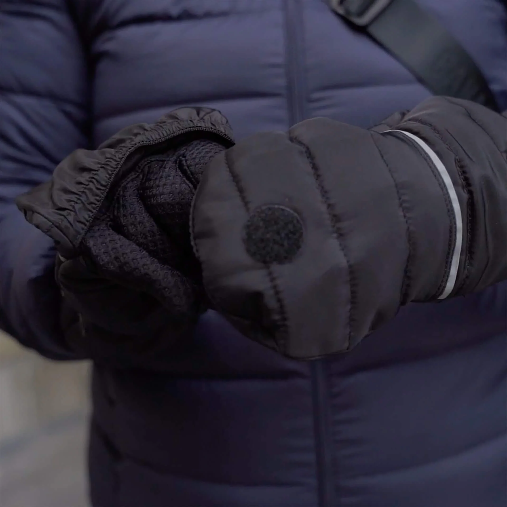 2-in-1 Dog Walking Puffer Gloves - Image 4